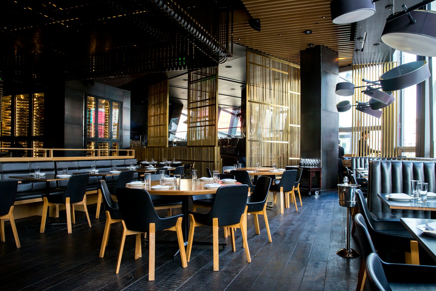 Restauranttische in warmem Licht